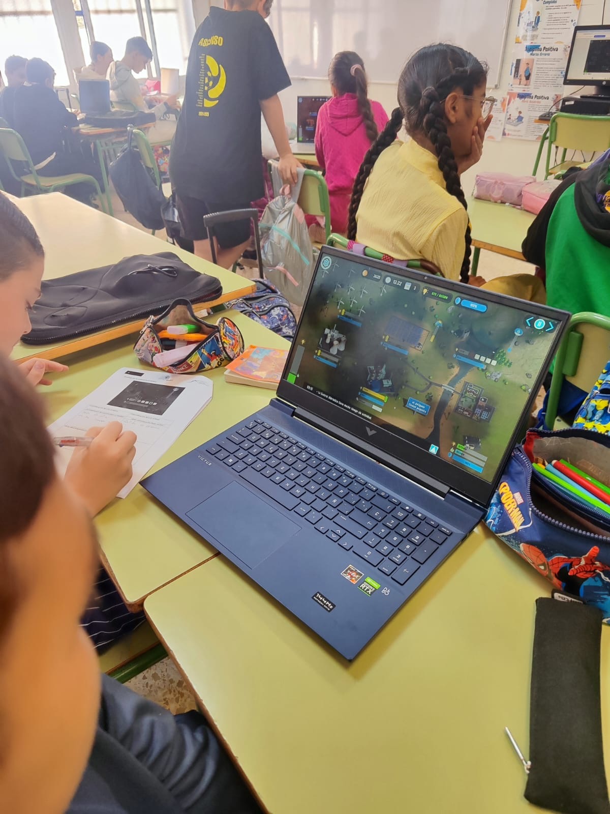 Alumnos jugando a Ecocívitas y analizando los resultados obtenidos.