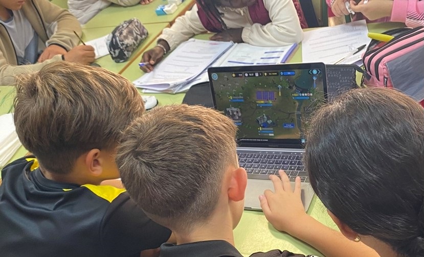 Estudiantes cooperando para superar el reto de Ecocívitas.